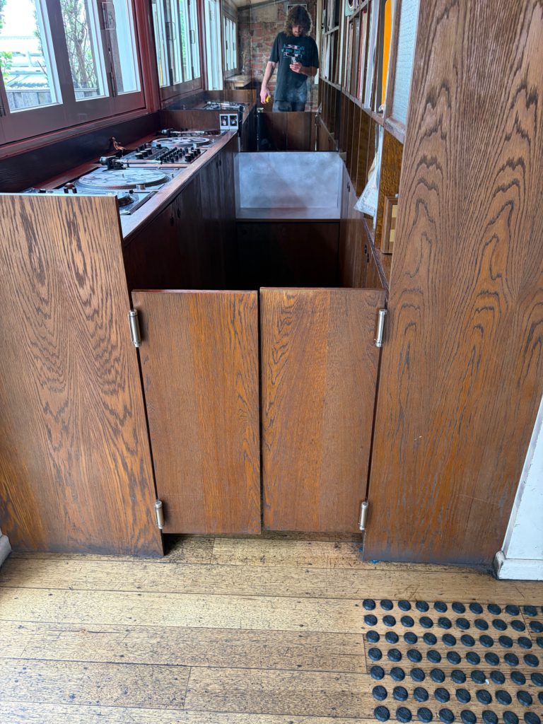 Timber swinging doors into the DJ booth. Opening width: 600 mm.